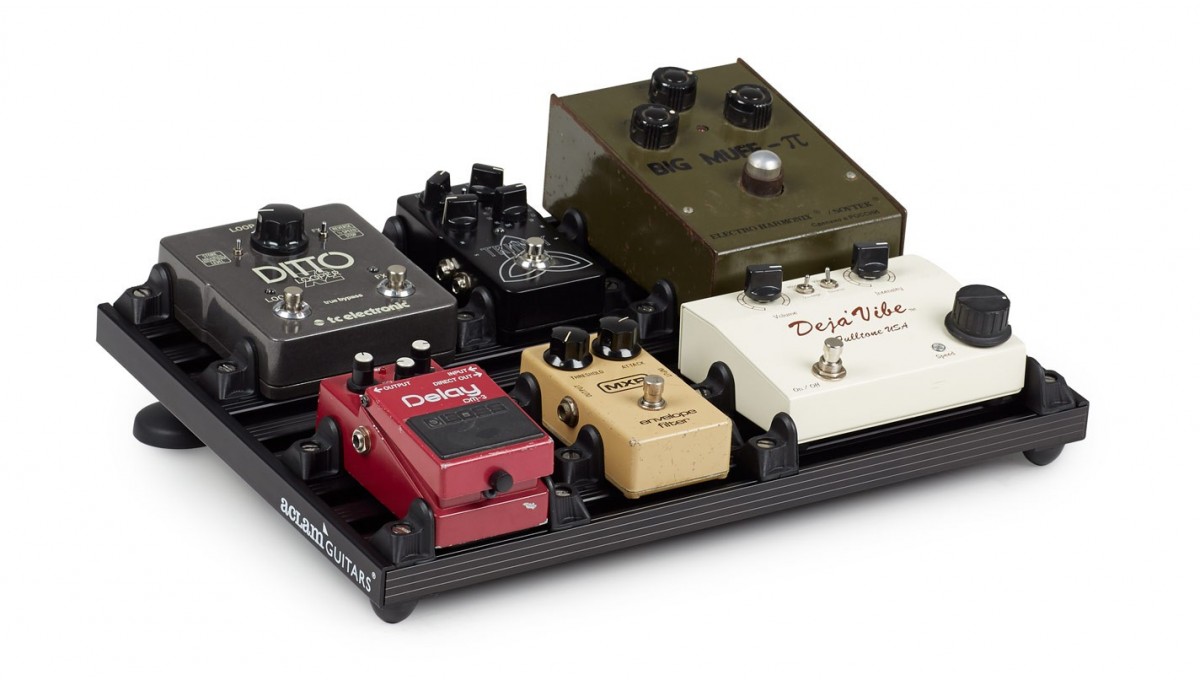 Smart Track®XS2® top cable routing - Pedalboard | Aclam
